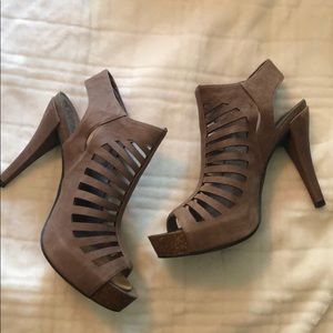 Vince Camuto heeled sandals - Size 8.5